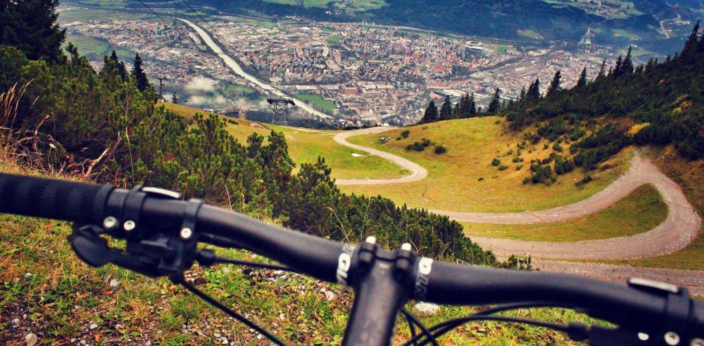 Mountain Biking Mountain Bike auf Nordkette mit Blick auf Innsbruck